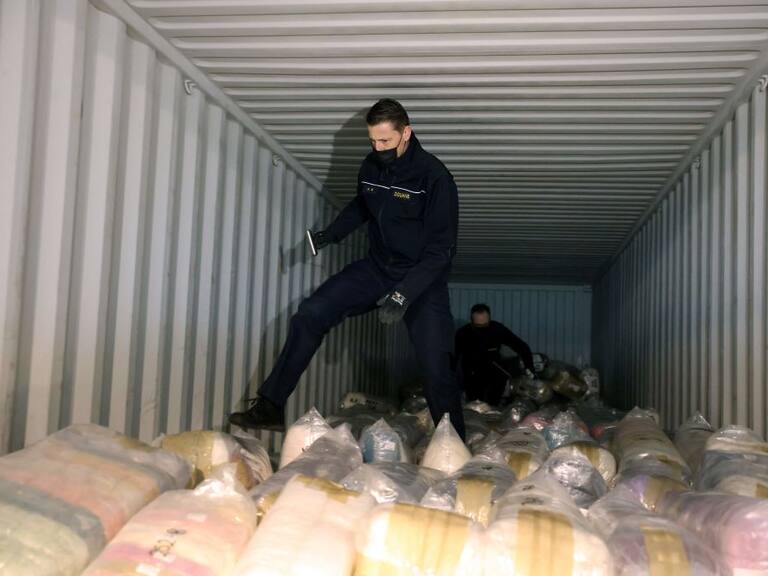 La policía aduanera de Bélgica incauta un contenedor lleno de bolsas de cocaína en el puerto de Amberes, el que es utilizado por los carteles de Sudamérica.