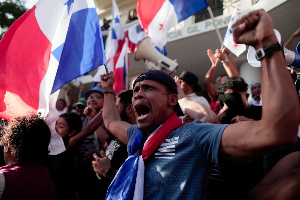 Celebran las personas en Panamá tras fallo de la suprema contra minera