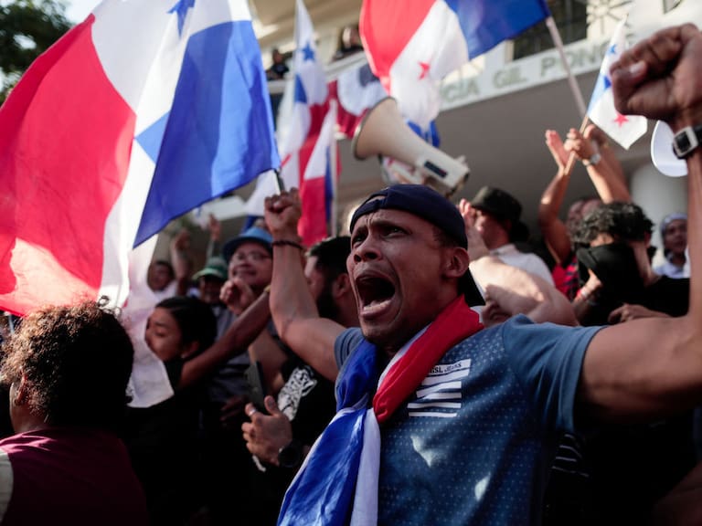 Celebran las personas en Panamá tras fallo de la suprema contra minera