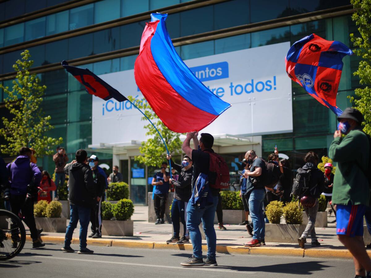Manifestación en apoyo a joven víctima de Carabineros terminó con nuevos incidentes a las afueras de Clínica Santa María