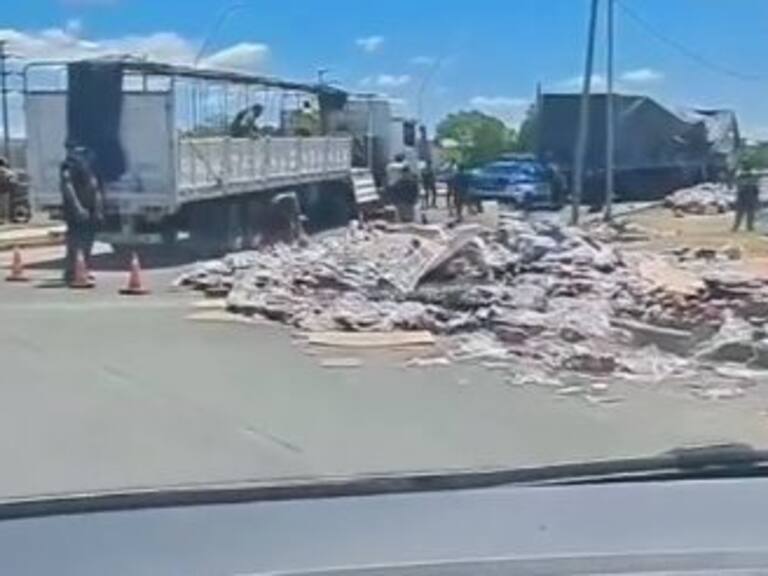 Faltaba el hielo: dos camiones con fernet y bebida volcaron en la misma rotonda de Córdoba