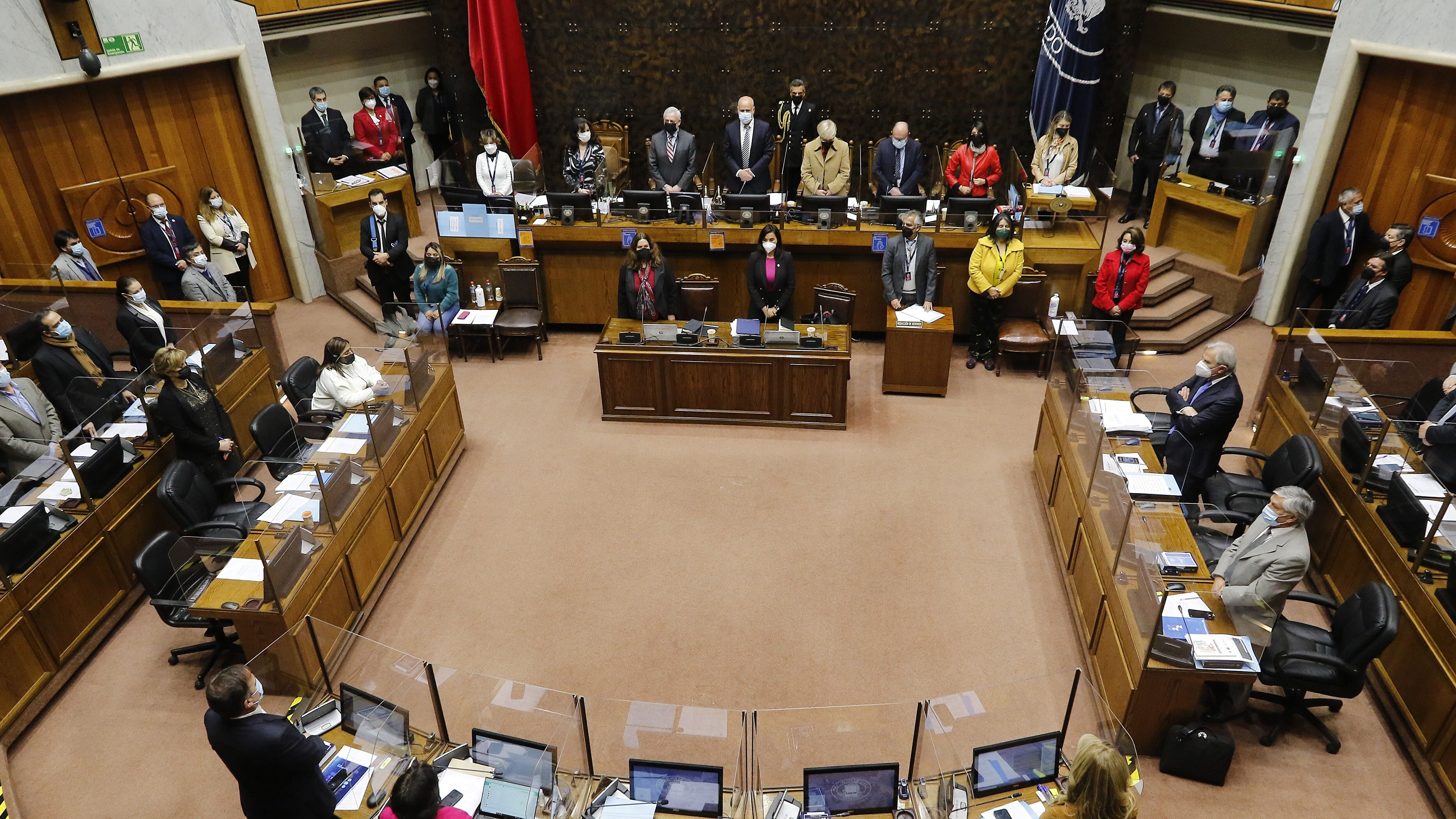 14 DE JUNIO DE 2022/VALPARAISOSenadores realizan un minuto de silencio por el asesinato del Cabo 2do David Florido Cisternas, durante la Sesión de Sala del Senado, citada para analizar la solicitud del Presidente de la República para prorrogar el Estado de Excepción acotado en la Macrozona Sur por la situación de inseguridad.
FOTO: LEONARDO RUBILAR CHANDIA/AGENCIAUNO