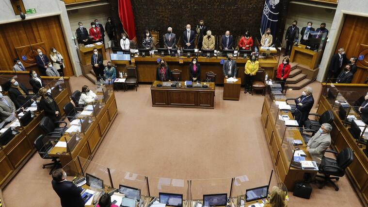 14 DE JUNIO DE 2022/VALPARAISOSenadores realizan un minuto de silencio por el asesinato del Cabo 2do David Florido Cisternas, durante la Sesión de Sala del Senado, citada para analizar la solicitud del Presidente de la República para prorrogar el Estado de Excepción acotado en la Macrozona Sur por la situación de inseguridad.
FOTO: LEONARDO RUBILAR CHANDIA/AGENCIAUNO