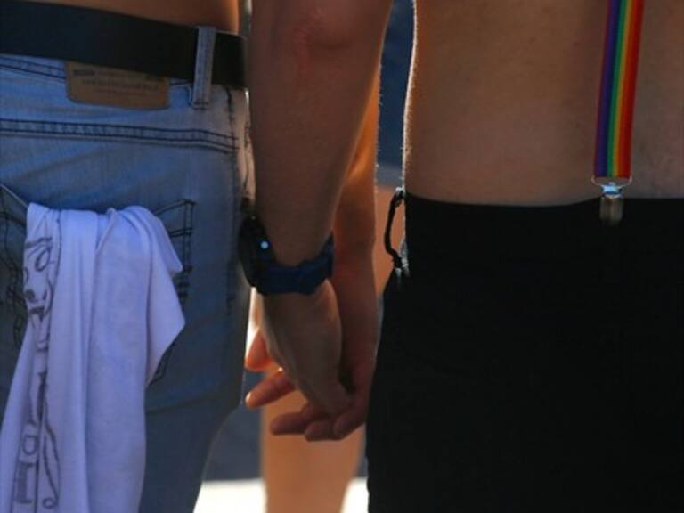 «Reconoce que eres un maricón culiao»: Movilh denuncia el hostigamiento de un padre a su hijo gay