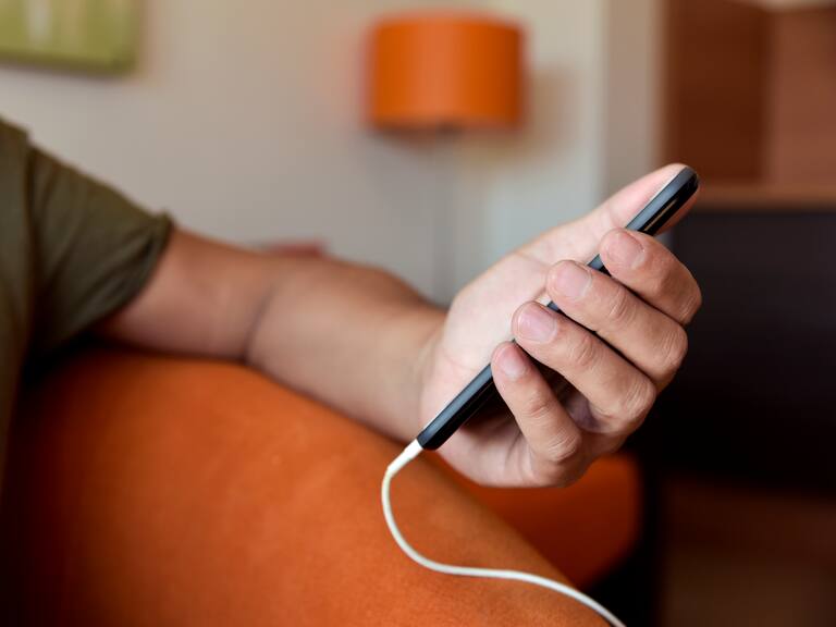 Joven de 17 años muere electrocutado mientras usaba su celular conectado a la corriente en Ñuble