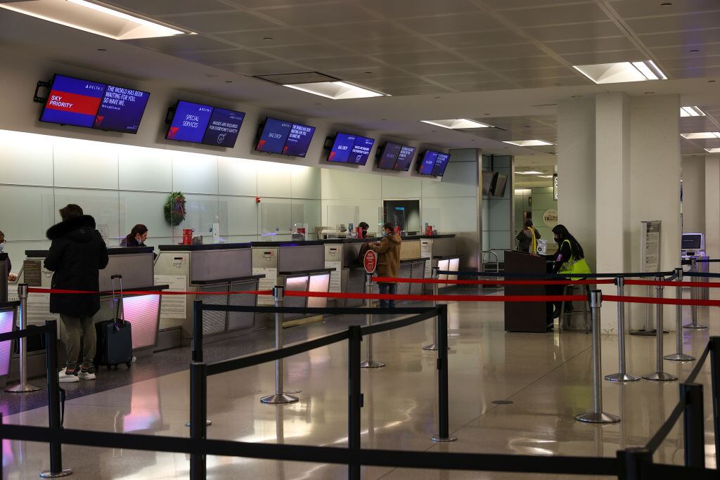 Delta Airlines con sus recibos vacíos en el aeropuerto de New Jersey