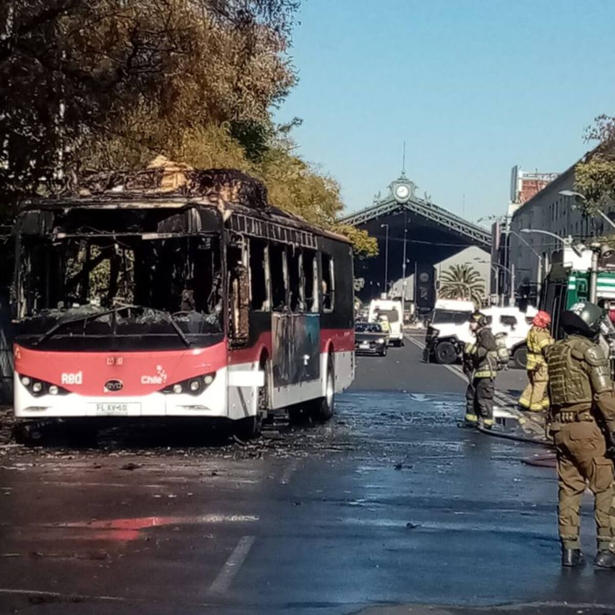 Queman bus RED en Estación Central: Carabineros confirma que encapuchados salieron desde la Usach