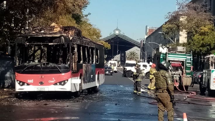 Bus del transporte público es quemado cerca de la Usach: investigan eventual participación de terceros