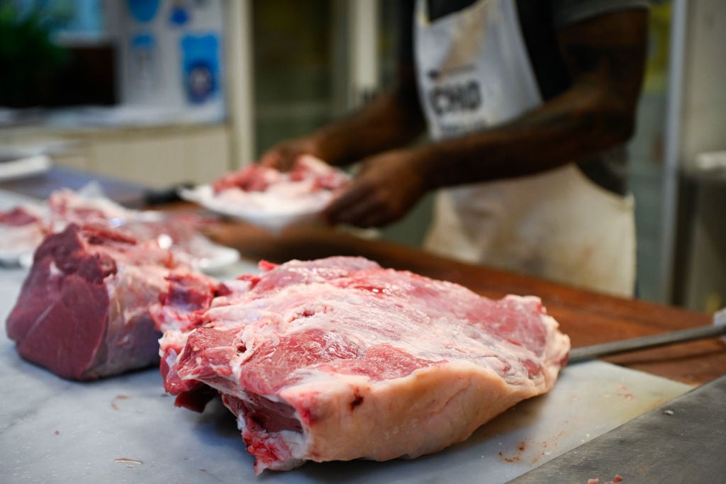 Un carnicero prepara cortes en un local de Buenos Aires, en medio de la inflación que elevó los precios de los alimentos en Argentina.