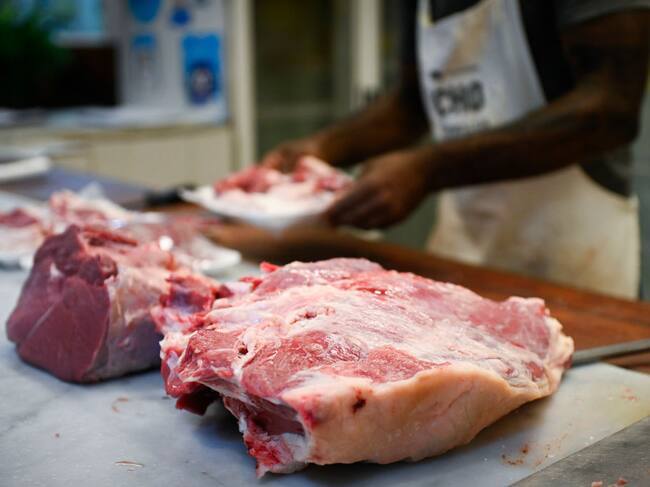 Un carnicero prepara cortes en un local de Buenos Aires, en medio de la inflación que elevó los precios de los alimentos en Argentina.