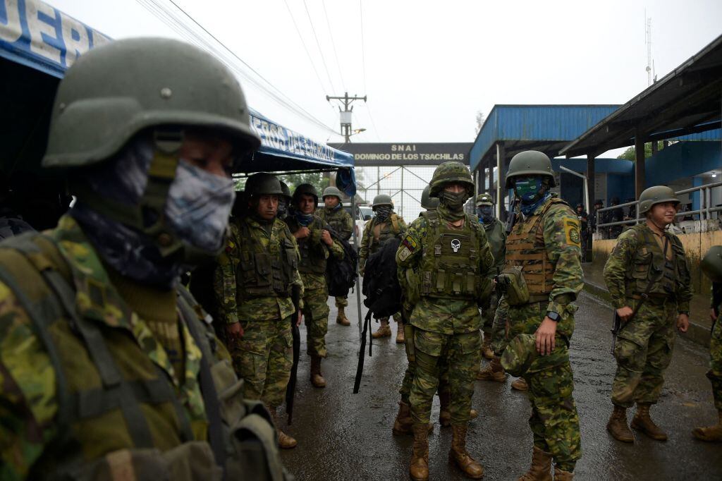 Los soldados resguardan las afueras de una cárcel de Ecuador ante la violencia de las bandas criminales y las acciones de los grupos de narcotraficantes