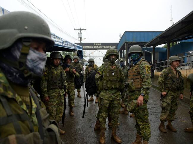 Los soldados resguardan las afueras de una cárcel de Ecuador ante la violencia de las bandas criminales y las acciones de los grupos de narcotraficantes