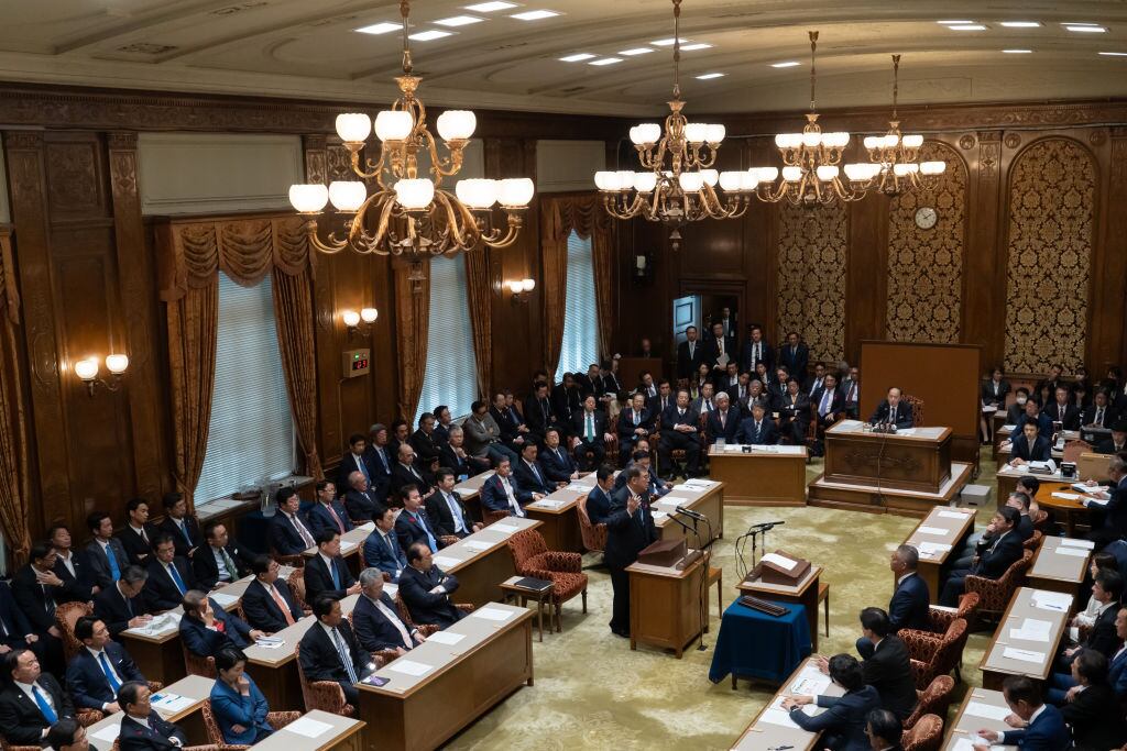 El primer ministro de Japón, Shigeru Ishiba, habla ante los legisladores y líderes del parlamento en la ciudad de Tokio