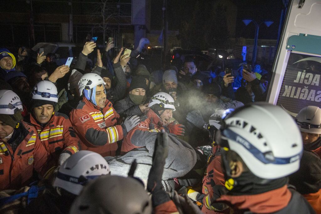 Mujer de 70 años es rescatada de escombros en Kahramanmarash de Turquía