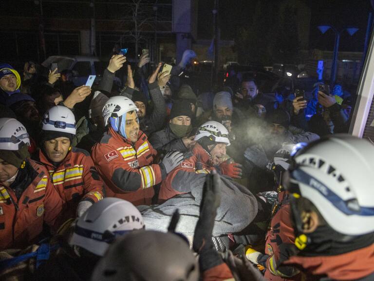 Mujer de 70 años es rescatada de escombros en Kahramanmarash de Turquía