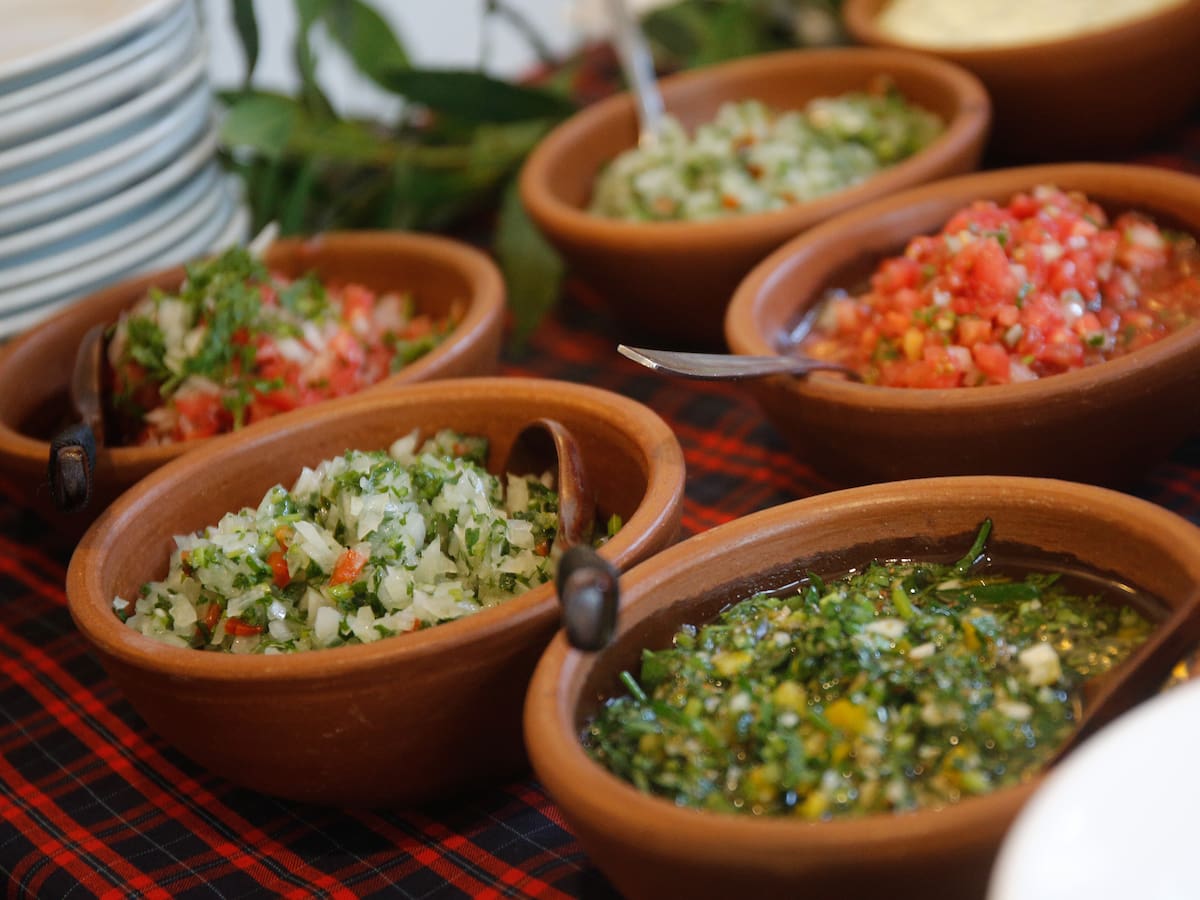 Chef francés recomienda sus imperdibles en Santiago: de picadas clásicas a alta cocina chilena