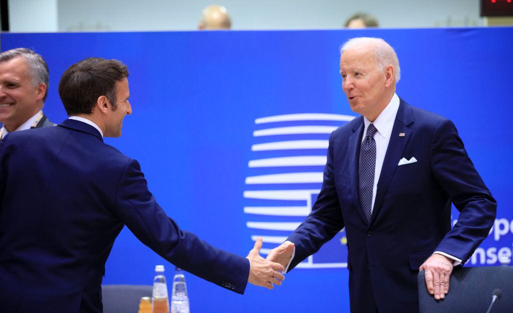 El mandatario estadounidense Joe Biden saluda al presidente francés Emmanuel Macron