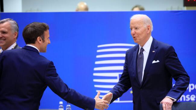 El mandatario estadounidense Joe Biden saluda al presidente francés Emmanuel Macron