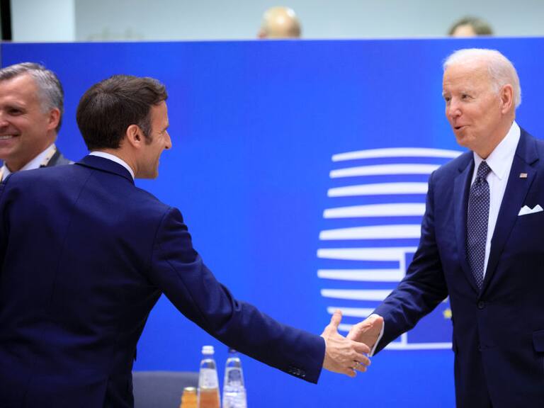 El mandatario estadounidense Joe Biden saluda al presidente francés Emmanuel Macron