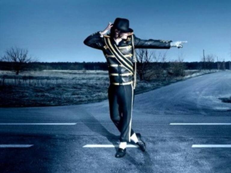 Fanático de Michael Jackson bailó «Moonwalk» encima de furgón de Carabineros