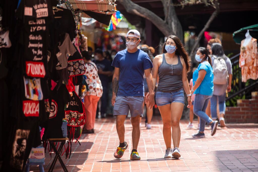Personas usan mascarillas contra el Covid-19 en las calles de Los Angeles