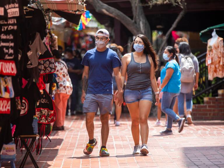 Personas usan mascarillas contra el Covid-19 en las calles de Los Angeles
