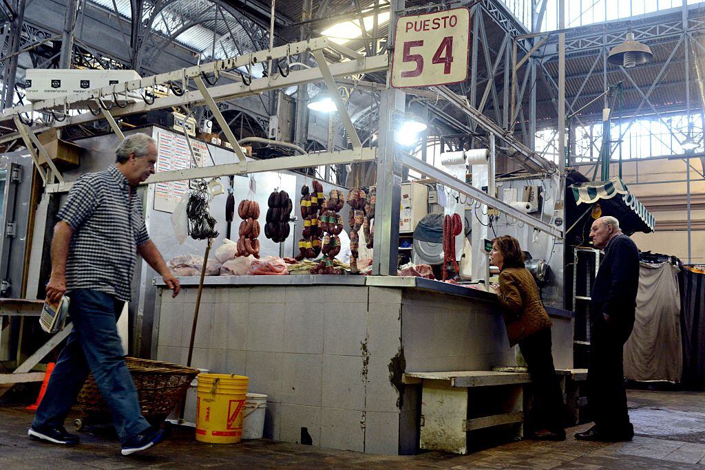 Un hombre compra en el mercado de carne de Buenos Aires