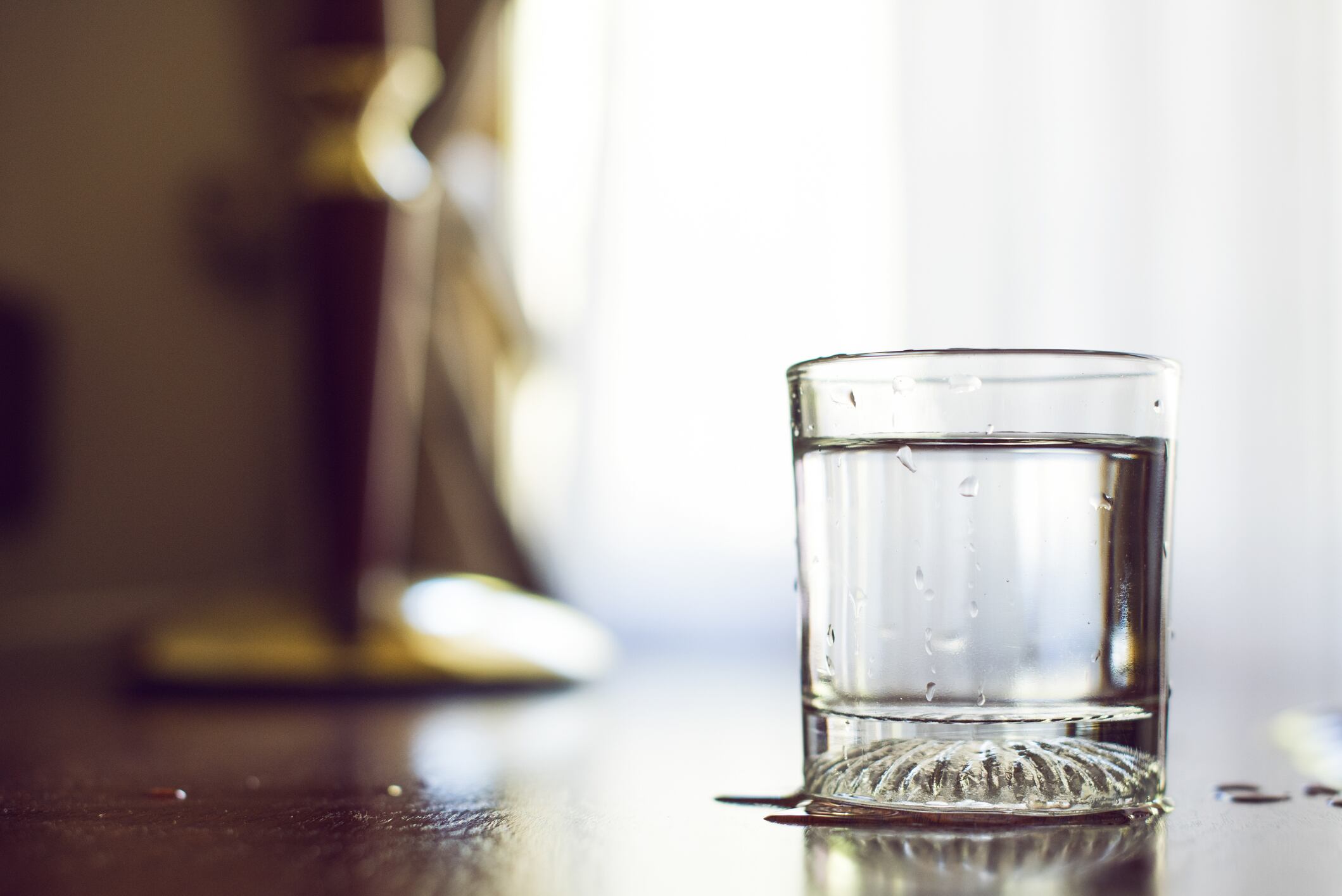 ¿Por qué a mi vaso de agua le aparecen burbujas? Esta es la explicación según la ciencia