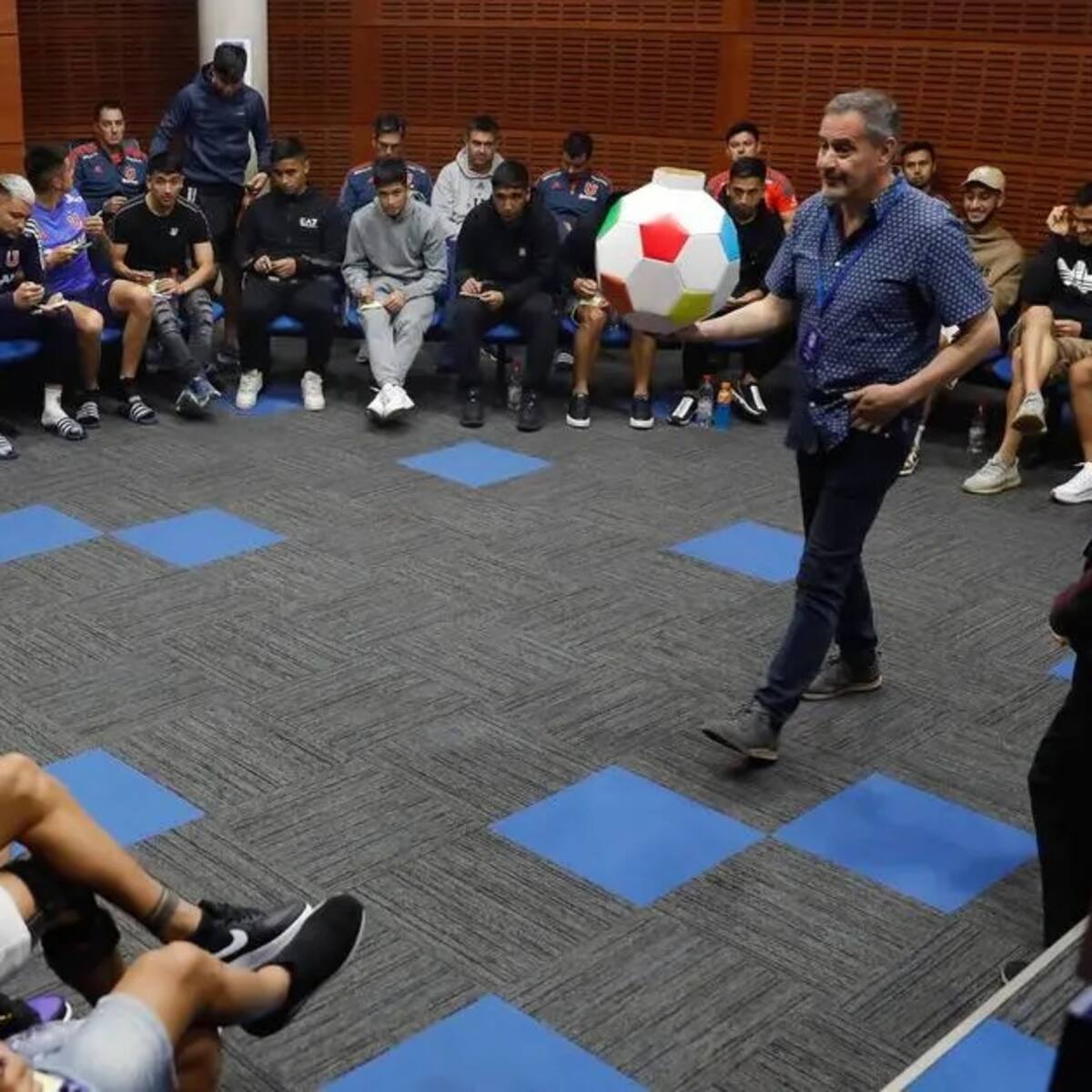 Plantel profesional de la Universidad de Chile recibió charla sobre violencia de género en el CDA