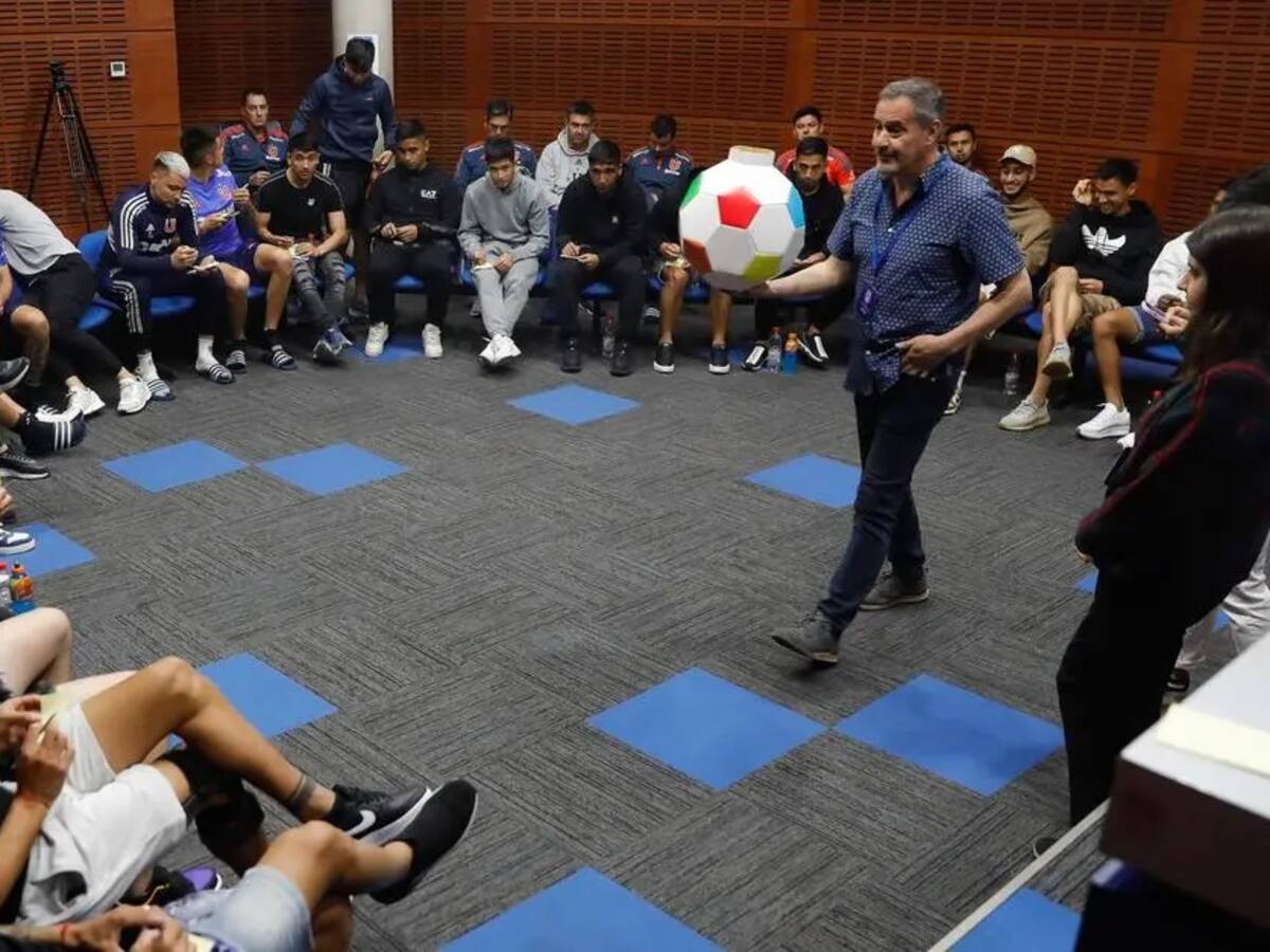 Plantel profesional de la Universidad de Chile recibió charla sobre violencia de género en el CDA