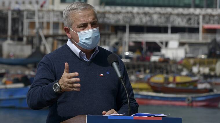 21 MAYO 2020 / IQUIQUEMinistro de Salud Jaime Mañalich durante la entrega del reporte nacional diario de Covid -19, desde el Paseo del Puerto de Iquique.
FOTO: CRISTIAN VIVERO BOORNES/AGENCIAUNO