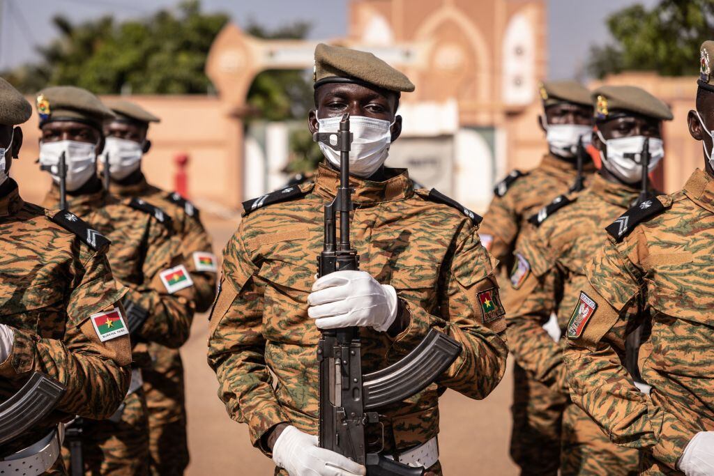 Soldados del ejército de Burkina Faso en un acto en el palacio gubernamental