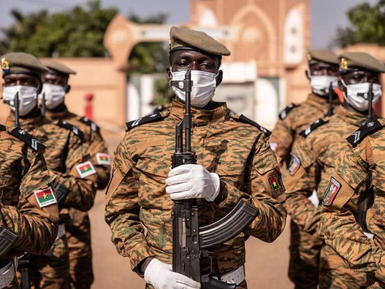 Soldados del ejército de Burkina Faso en un acto en el palacio gubernamental
