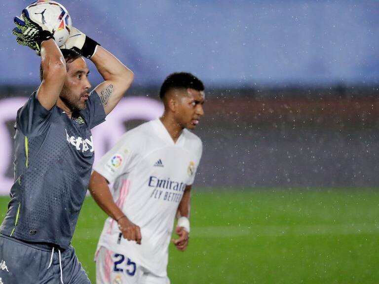 MADRID, SPAIN - APRIL 24: Claudio Bravo of Real Betis during the La Liga Santander match between Real Madrid v Real Betis Sevilla at the Estadio Alfredo Di Stefano on April 24, 2021 in Madrid Spain (Photo by David S. Bustamante/Soccrates/Getty Images)
