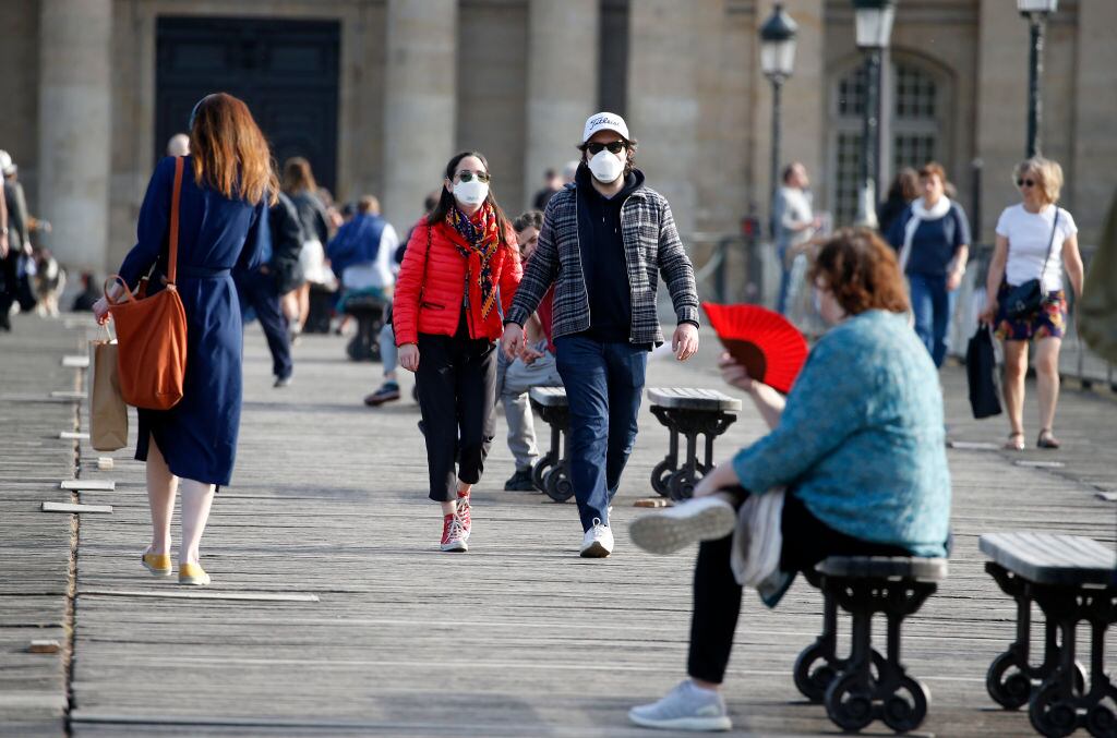 Las personas caminan por las calles de París