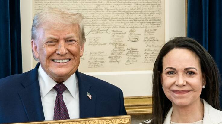 Tras atípica reunión: así fue el momento en que María Corina Machado le entrega su medalla del Nobel de la Paz a Trump