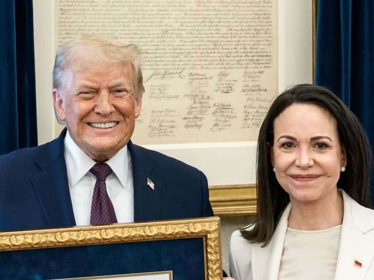Tras atípica reunión: así fue el momento en que María Corina Machado le entrega su medalla del Nobel de la Paz a Trump