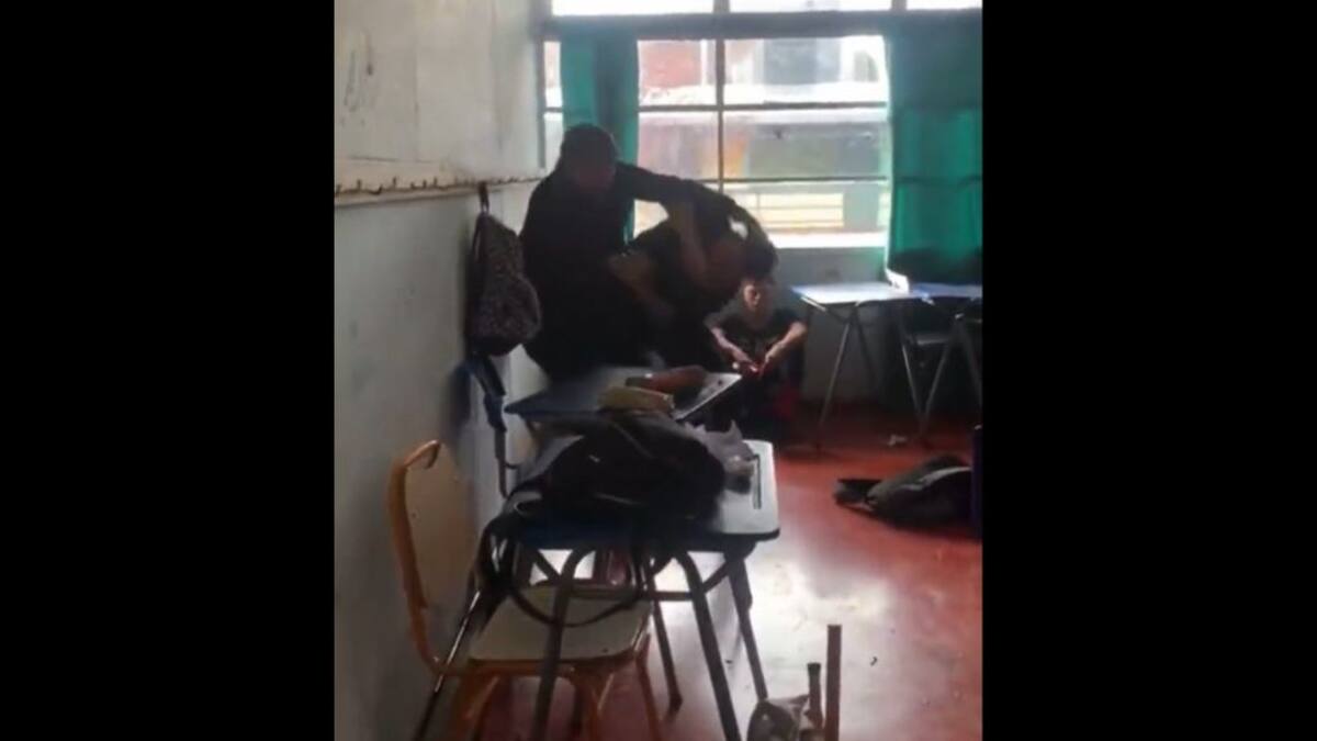 Video registra violenta agresión de alumno a profesor en liceo de Buin