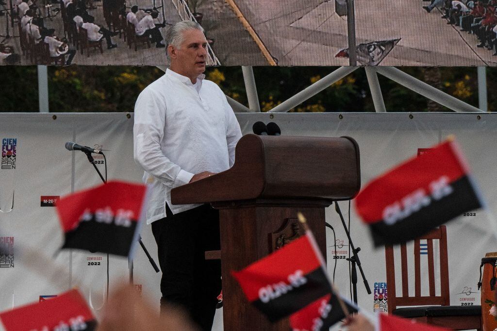 El presidente de Cuba Miguel Díaz-Canel habla en un evento en la isla