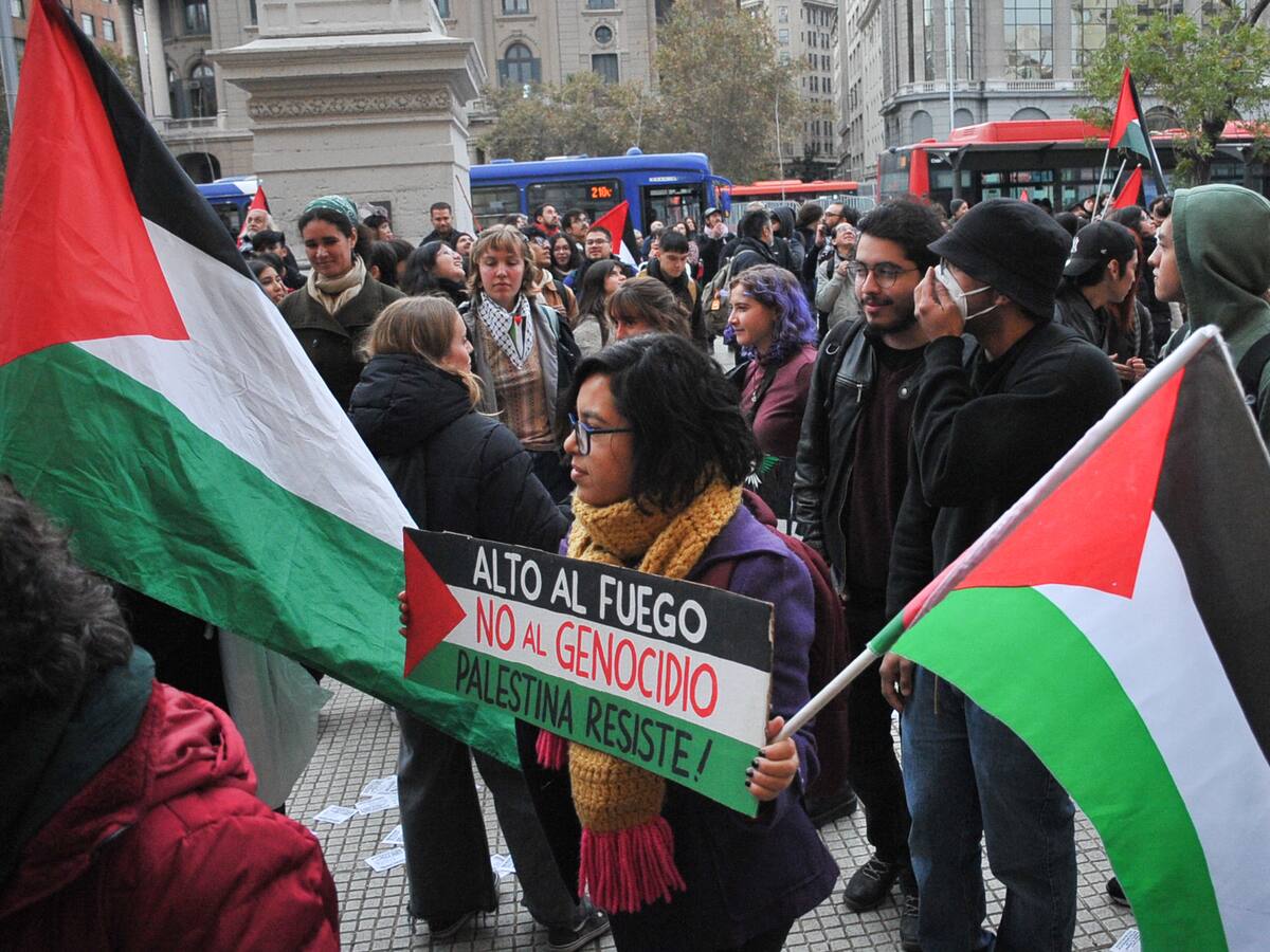 Cientos de personas marchan en pro-Palestina en el centro de Santiago: llaman a romper relaciones diplomáticas con Israel