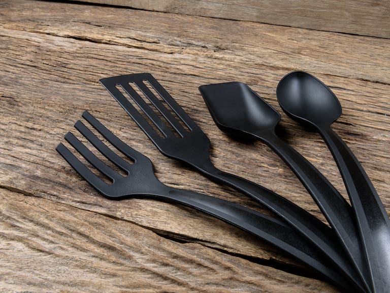 Por qué deberías evitar el uso de utensilios de cocina de plástico negro, según expertos