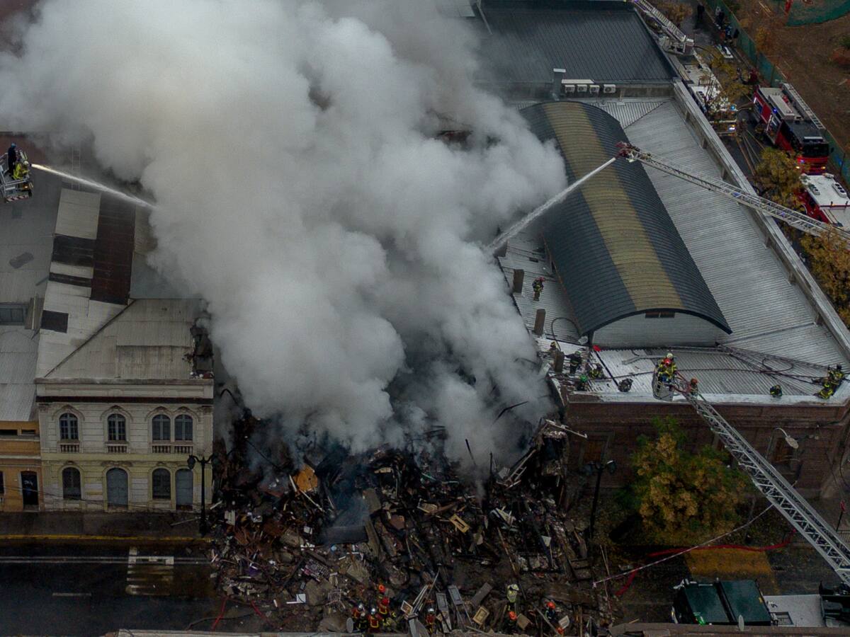 Reportan persona extraviada tras incendio que provocó colapso de vivienda en Santiago