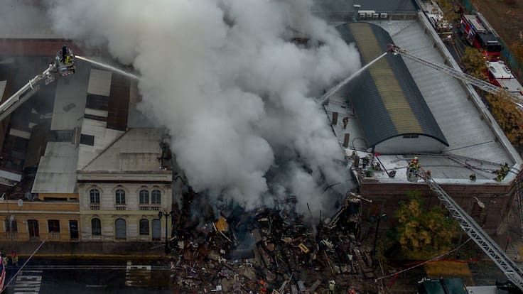 Reportan persona extraviada tras incendio que provocó colapso de vivienda en Santiago