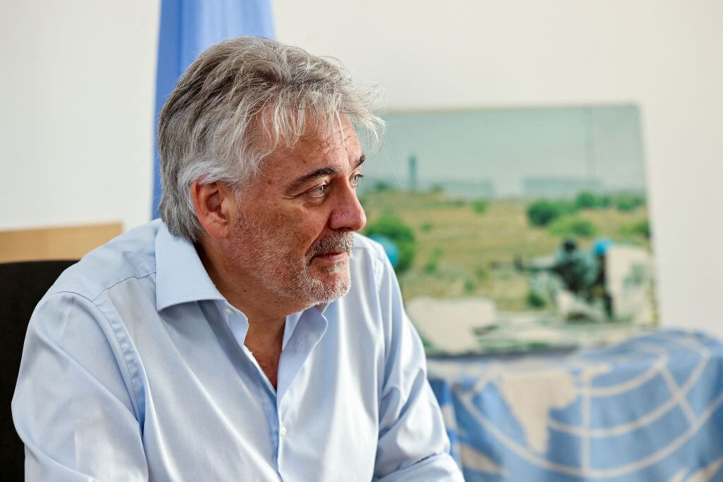 El portavoz de la fuerza de seguridad de la ONU en el Líbano, Andrea Tenenti, analiza los ataques de Israel en su oficina en una localidad cercana a Beirut