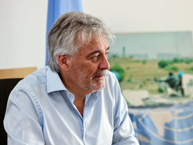 El portavoz de la fuerza de seguridad de la ONU en el Líbano, Andrea Tenenti, analiza los ataques de Israel en su oficina en una localidad cercana a Beirut