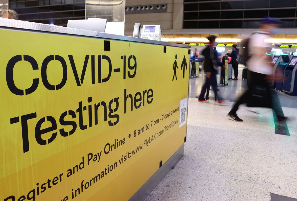 Promueven la vacunación contra el Covid-19 en el aeropuerto de Los Angeles