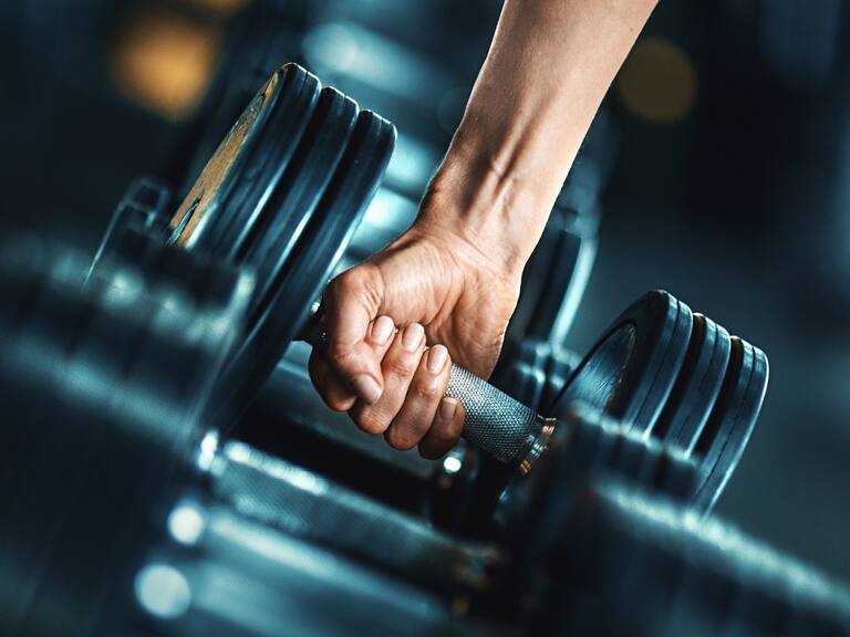 Muere fisicoculturista a los 33 años: su cuerpo estuvo desplomado durante 15 horas en la ducha de un gimnasio