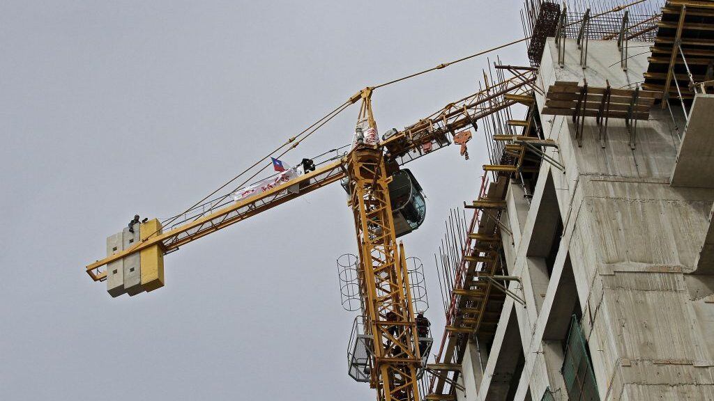 06 de febrero de 2013/ CONCEPCIÓNTrabajadores continúan con su protesta sobre un grúa pluma en el Mall Centro de Concepción para exigir el pago de la empresa que los subcontrató. Los operarios demandan el pago de mas de $1.200 millones al consorcio CYPCO-SOCOICSA encargada de la construcción de dicho centro comercial.
FOTO: ALEJANDRO ZOÑEZ/AGENCIAUNO