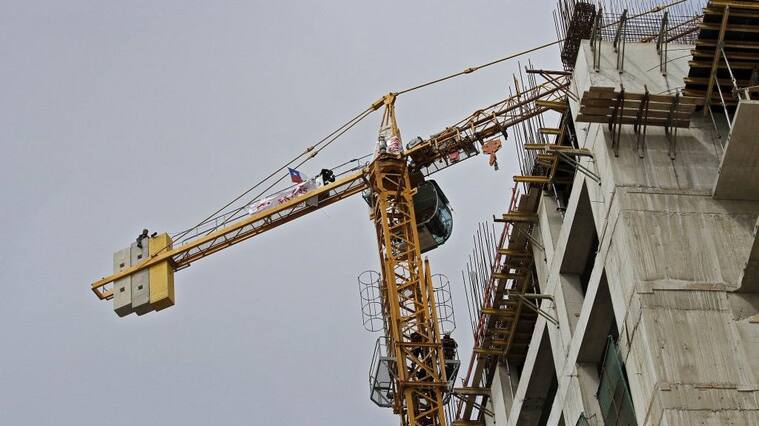 06 de febrero de 2013/ CONCEPCIÓNTrabajadores continúan con su protesta sobre un grúa pluma en el Mall Centro de Concepción para exigir el pago de la empresa que los subcontrató. Los operarios demandan el pago de mas de $1.200 millones al consorcio CYPCO-SOCOICSA encargada de la construcción de dicho centro comercial.
FOTO: ALEJANDRO ZOÑEZ/AGENCIAUNO