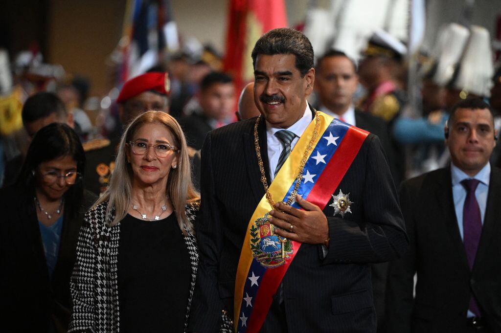 El presidente de Venezuela, Nicolás Maduro, acompañado de su esposa Cilia Flores llega a la sede del congreso en la ciudad de Caracas